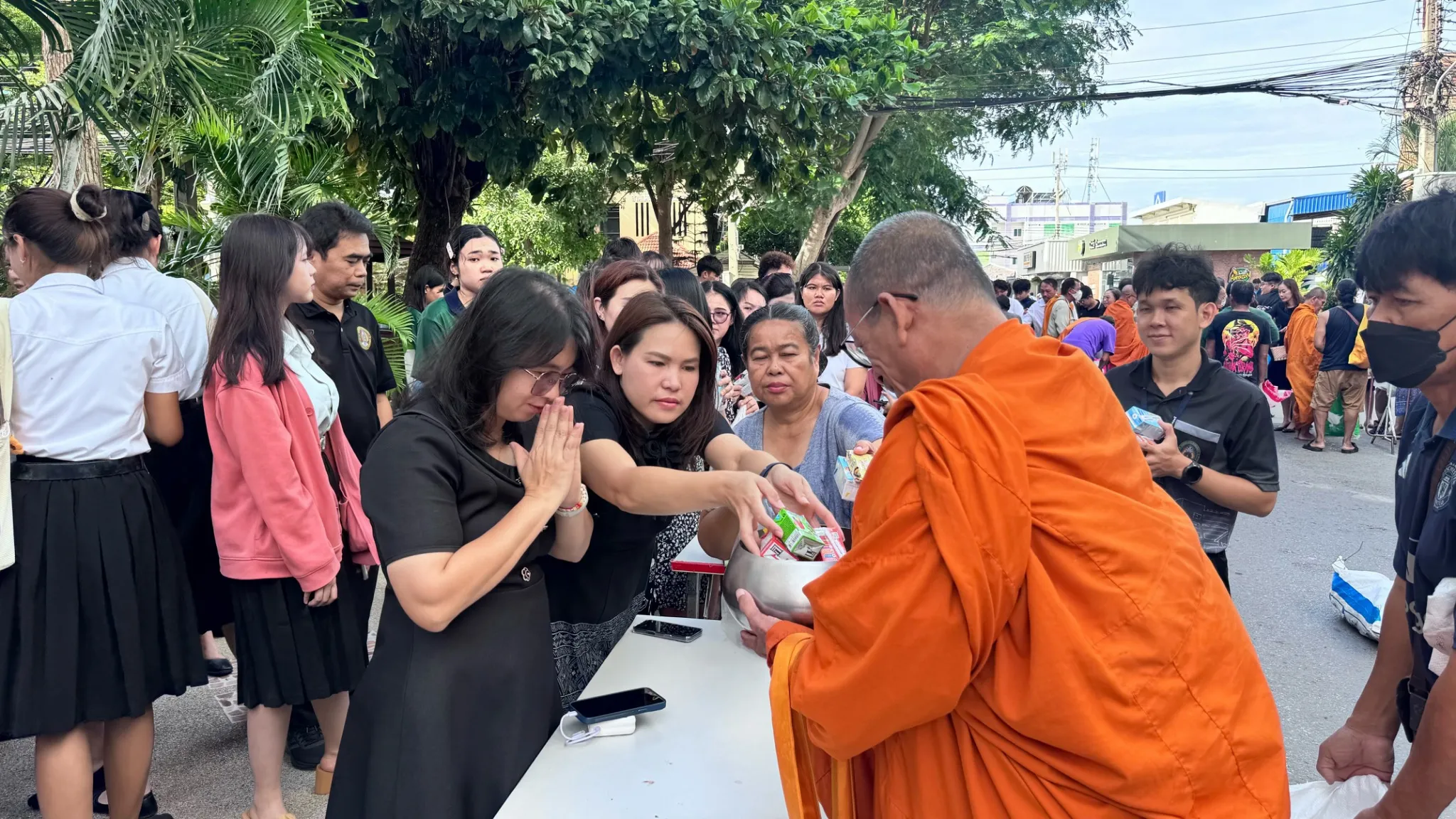 กองบริการการศึกษาร่วมพิธีทำบุญตักบาตรข้าวสารอาหารเเห้งเเด่พระสงฆ์ 9 รูป ถวายเป็นพระราชกุศล เนื่องในวันคล้ายวันพระราชสมภพ สมเด็จพระนางเจ้าสิริกิติ์ พระบรมราชินีนาถพระบรมราชชนนีพันปีหลวง