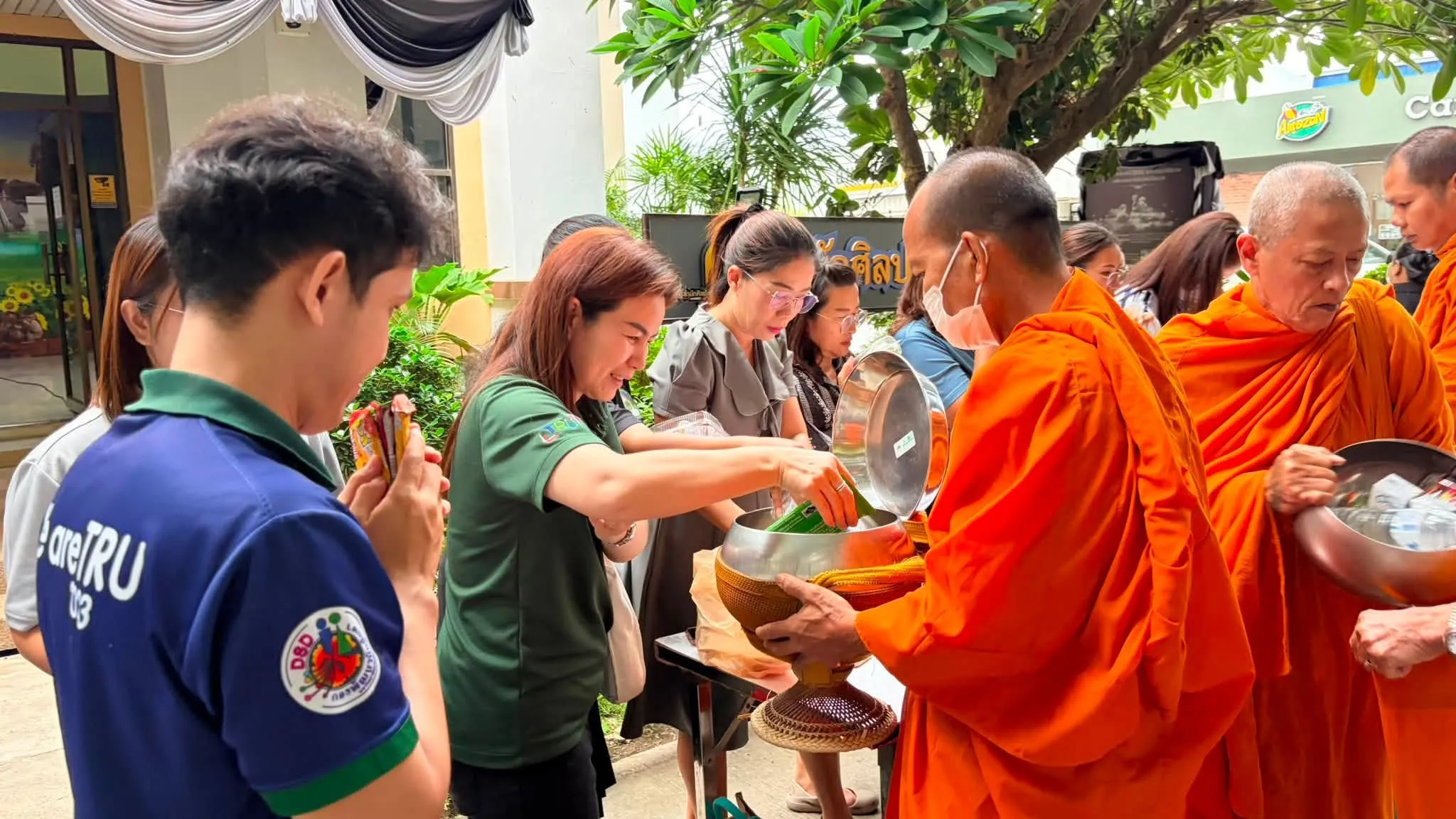 กองบริการการศึกษาร่วมจัดกิจกรรม "ตักบาตรวันพุธ" เพื่อร่วมสืบสานพระพุทธศาสนา ปลูกฝังคุณธรรม จริยธรรม และเสริมสร้างสิริมงคลแก่ชีวิต บริเวณหน้าอาคารสำนักศิลปะและวัฒนธรรม มหาวิทยาลัยราชภัฏเทพสตรี (อาคารตรงข้ามคาเฟ่อเมซอน)