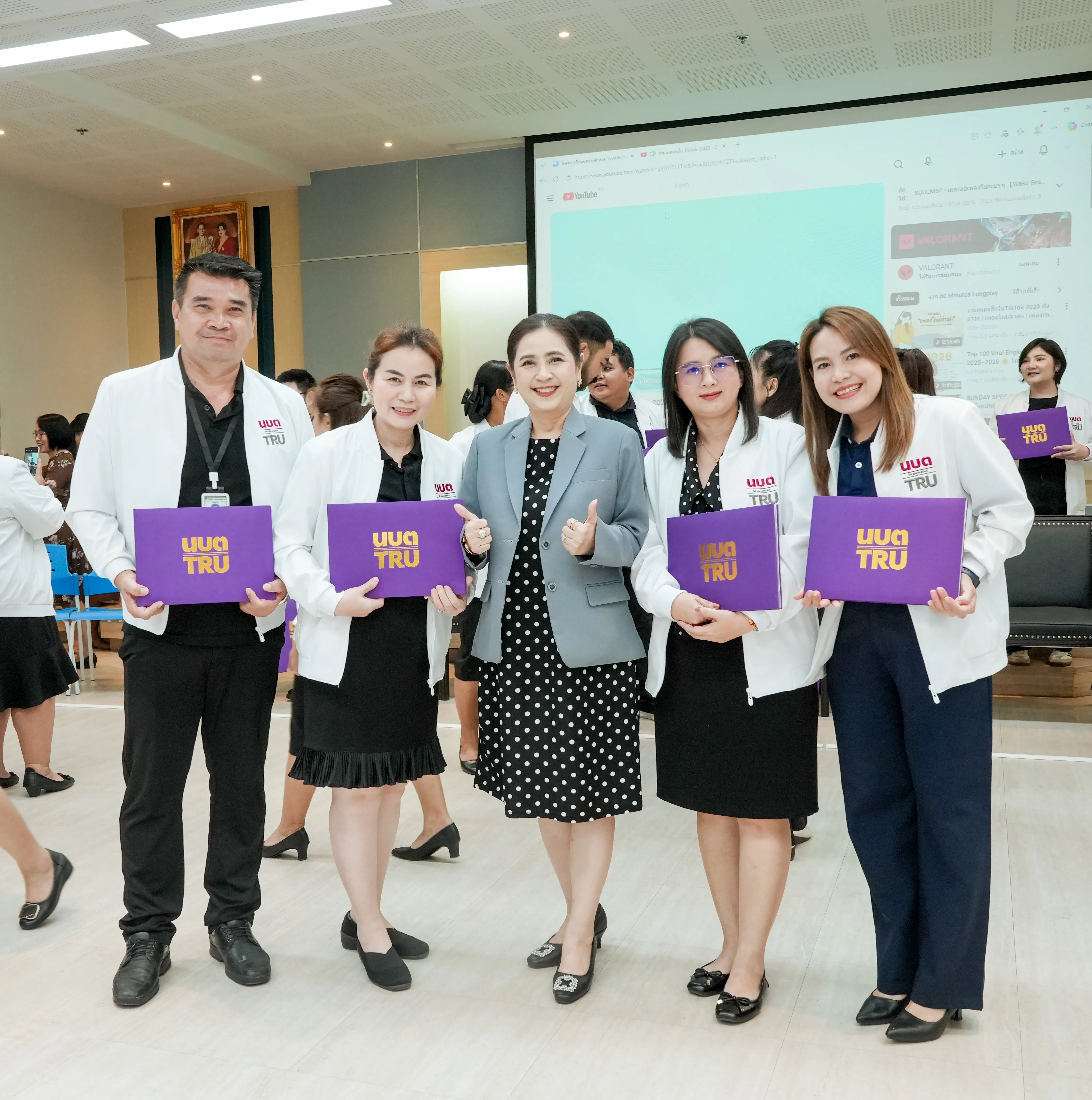 ขอเเสดงความยินดีกับบุคลากรของกองบริการการศึกษาที่ได้ผ่านการอบรม หลักสูตรการบริหารงานอุดมศึกษาระดับต้น (สำหรับผู้บริหารสายสนับสนุน) รุ่นที่ 1